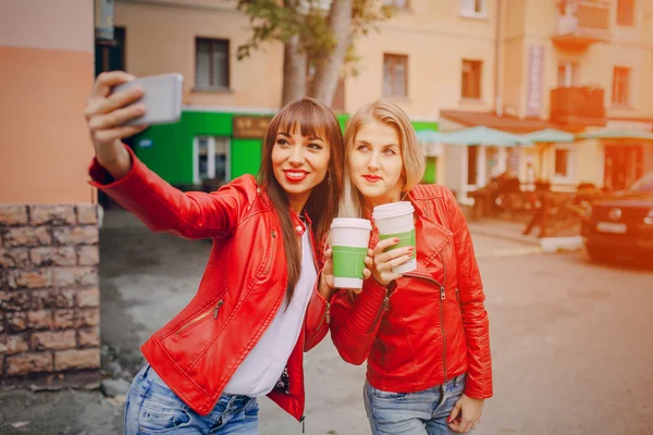 Girls with phone — Stock Photo, Image