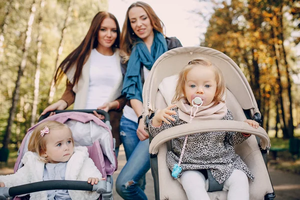 Familjevandring i parken — Stockfoto