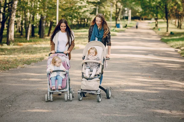 Familienspaziergang im Park — Stockfoto