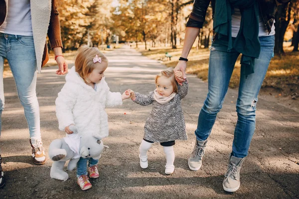 공원을 걷고 있는 어린 가족 — 스톡 사진