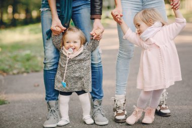 Aile parkta yürüyor.