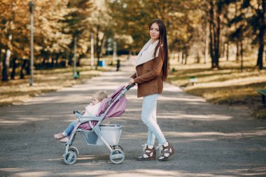 Aile parkta yürüyor.