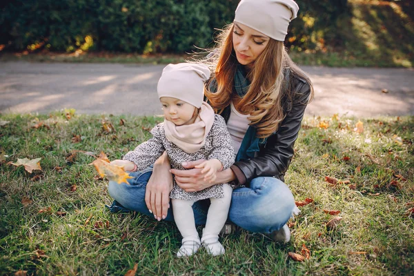Genç bir aile parkta yürüyor.