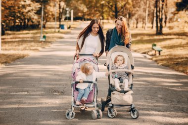 Aile parkta yürüyor.