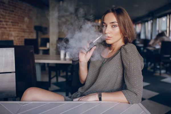 Dívka s e cigaretou — Stock fotografie