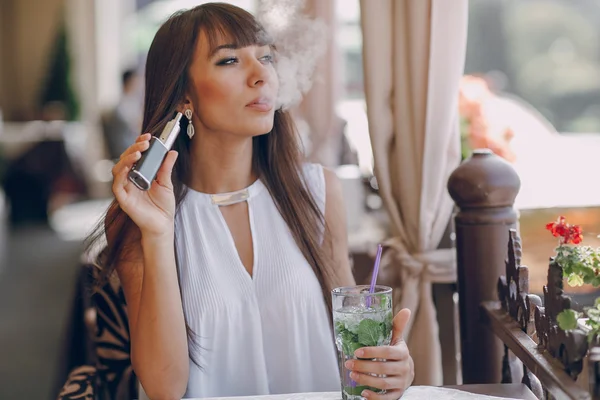 Girn v kavárně s E-cigaretou — Stock fotografie