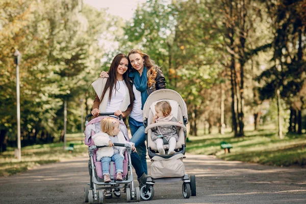 Familjevandring i parken — Stockfoto