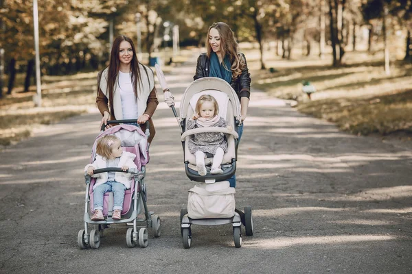 Familienspaziergang im Park — Stockfoto