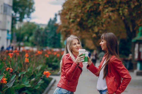 Dívky s telefonem — Stock fotografie