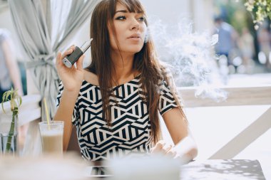 E-sigara ile kafede girn