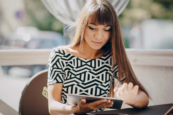 Meisje met telefoon — Stockfoto