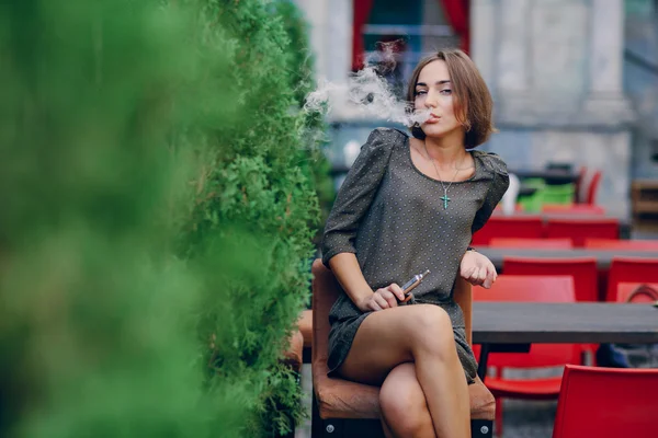 Menina com e-cigarro — Fotografia de Stock