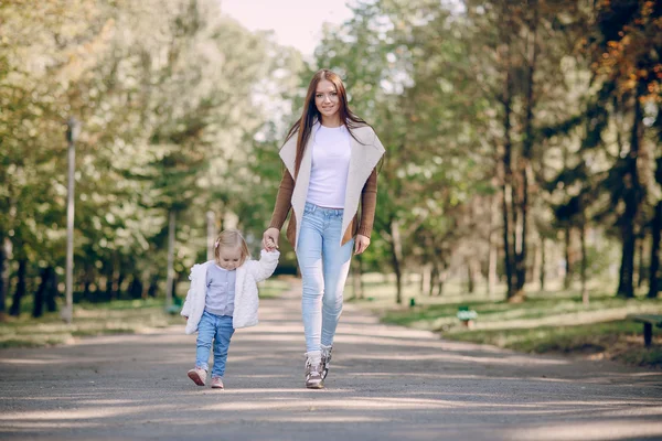 Junge Familie geht im Park spazieren — Stockfoto