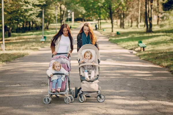 Caminhada em família no parque — Fotografia de Stock