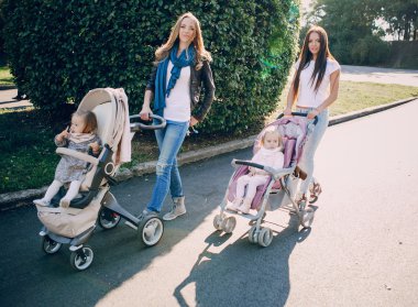 Aile parkta yürüyor.