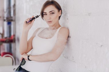 elektronik sigara ile kız