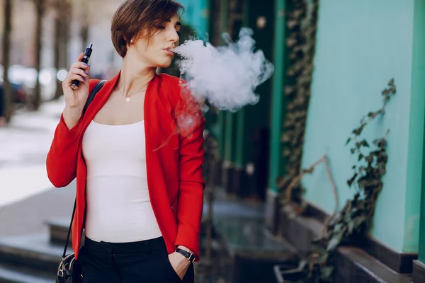 Girl with the electronic cigarette — Stock Photo, Image