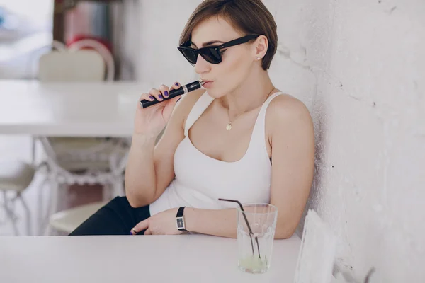 Fille avec la cigarette électronique — Photo