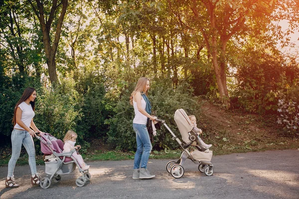 Caminhada em família no parque — Fotografia de Stock
