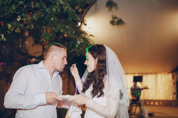 Cutting the wedding cake — Stock Photo, Image