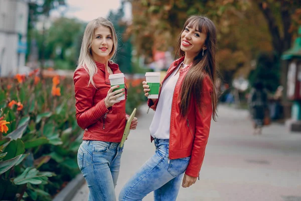 Filles avec téléphone — Photo