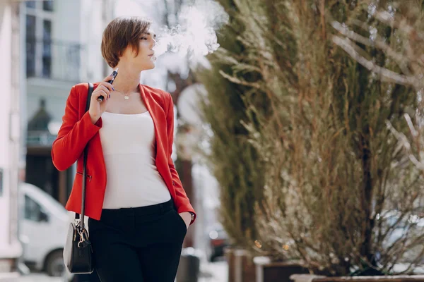 Menina com o cigarro eletrônico — Fotografia de Stock