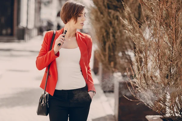 Fille avec la cigarette électronique — Photo