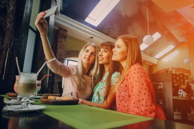 Kızlar telefonları ile