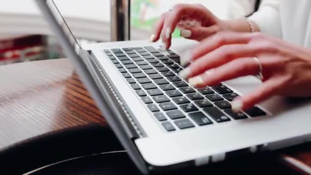 Menina com laptop — Vídeo de Stock