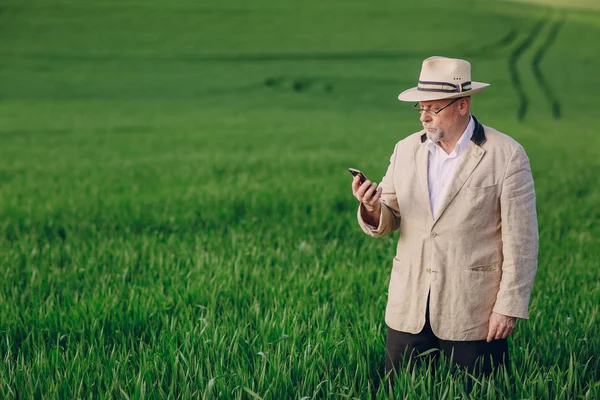 Viejo en el campo —  Fotos de Stock