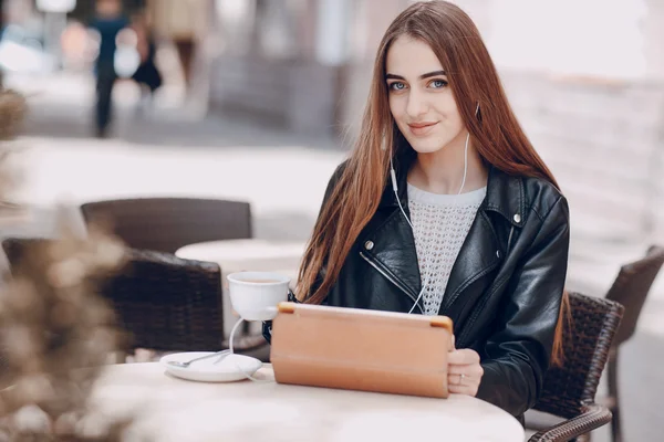 Chica en el café — Foto de Stock