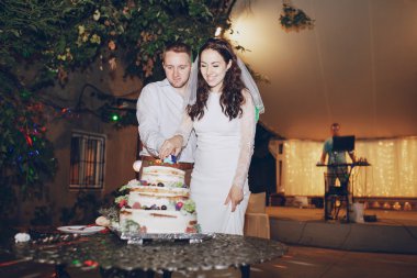 Düğün pastasını kesiyorum.