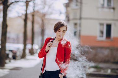 elektronik sigara ile kız