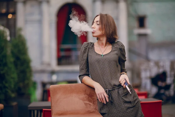 Meisje met e-sigaret — Stockfoto