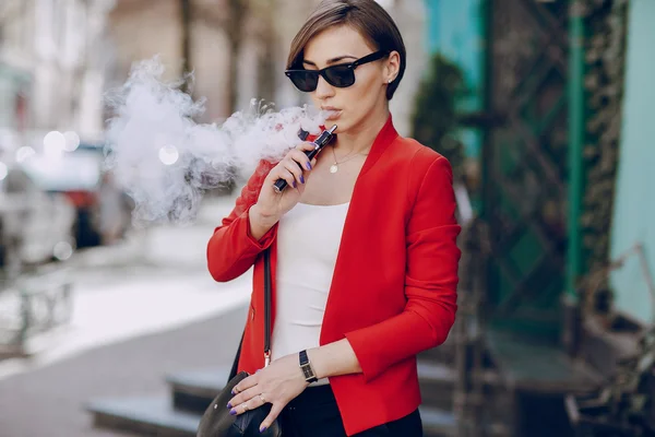 Dziewczyna z elektronicznych papierosów — Zdjęcie stockowe