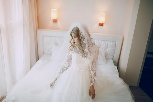 Morning bride inside — Stock Photo, Image