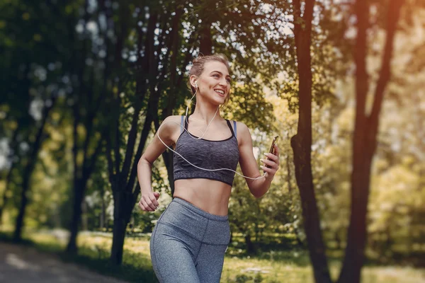 Hermosa chica deportiva — Foto de Stock