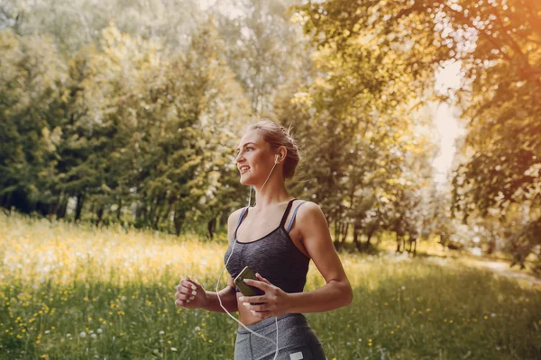 Schöne sportliche Mädchen — Stockfoto