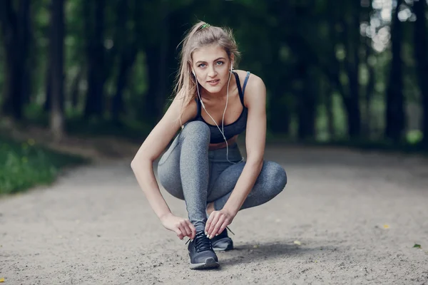 Hermosa chica deportiva — Foto de Stock