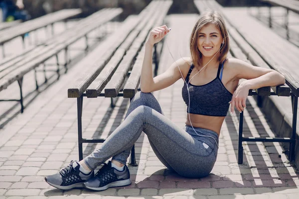 Hermosa chica deportiva — Foto de Stock