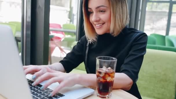 Женщина ноутбук кафе — стоковое видео