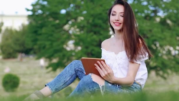 Girl with tablet — Stock Video