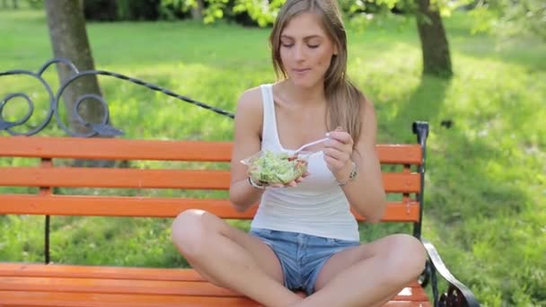 Äta sallad kvinnor park — Stockvideo