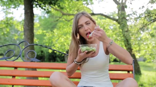 Comer ensalada parque de mujeres — Vídeo de stock