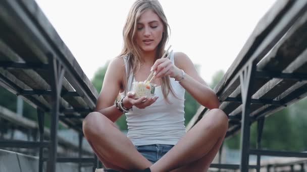 Comer ensalada parque de mujeres — Vídeos de Stock