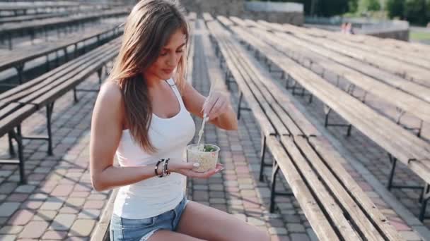 Comer ensalada parque de mujeres — Vídeo de stock