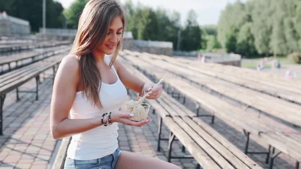 Comer ensalada parque de mujeres — Vídeo de stock