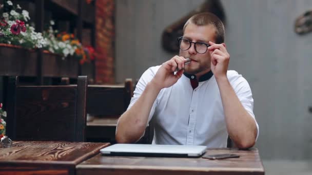 Männer im Café — Stockvideo