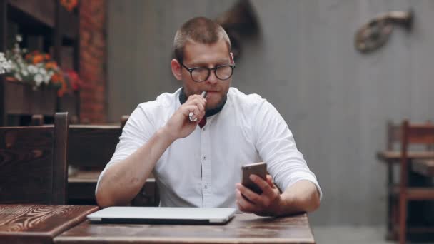 Männer im Café — Stockvideo