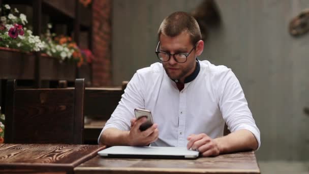 Homme dans le café — Video